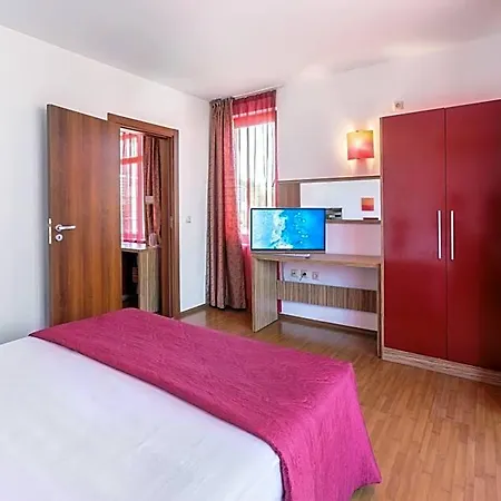 Apolis 3*